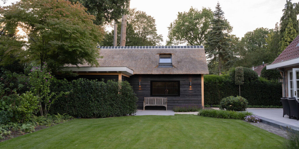 Tuinhuis met rieten kap in Blaricum