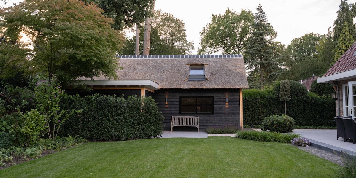 Tuinhuis met rieten kap in Blaricum