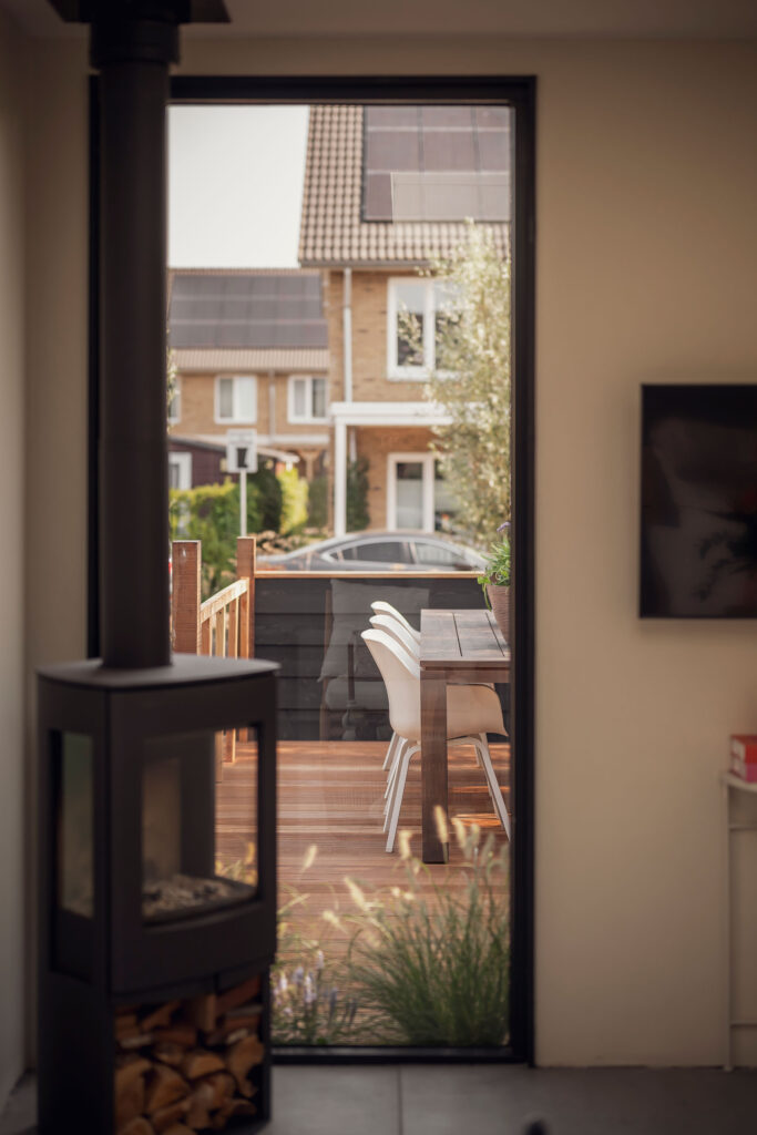 Doorzicht tuinkamer zithoek