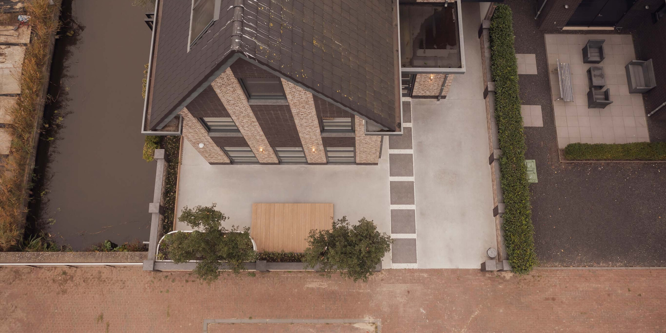 Voortuininspiratie voor een tuin met oprit