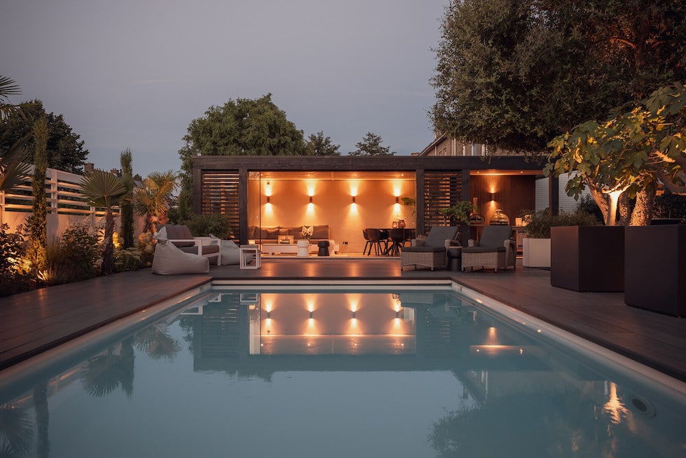 Poolhouse met verlichting in de avond