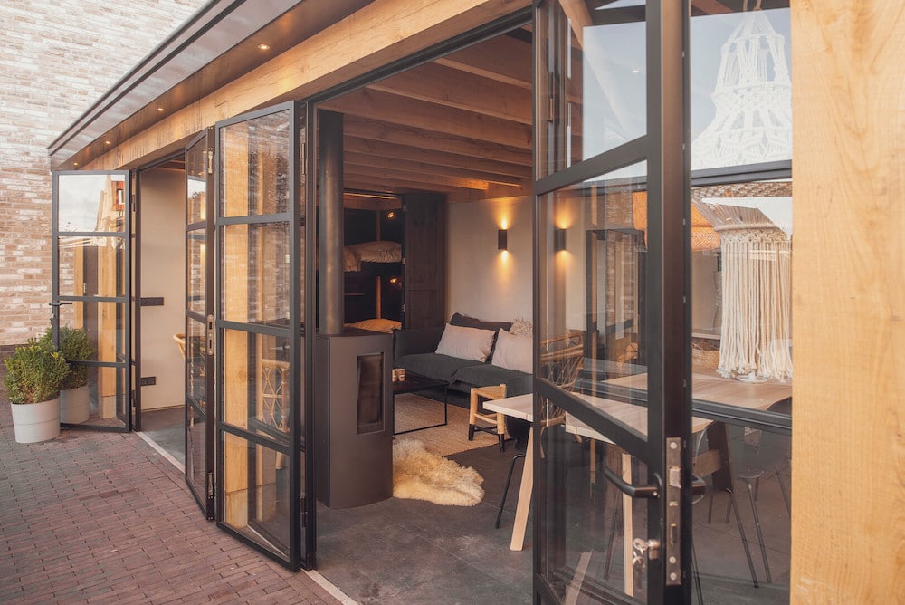 Gastenverblijf met glazen deuren