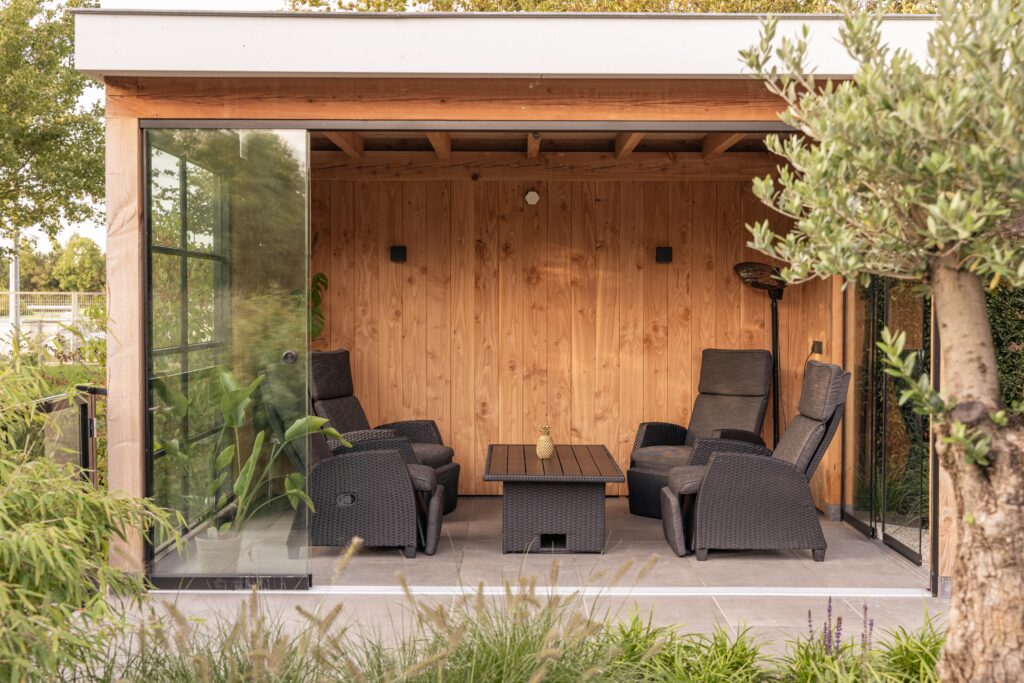 Groene sfeervolle tuin met buitenverblijf