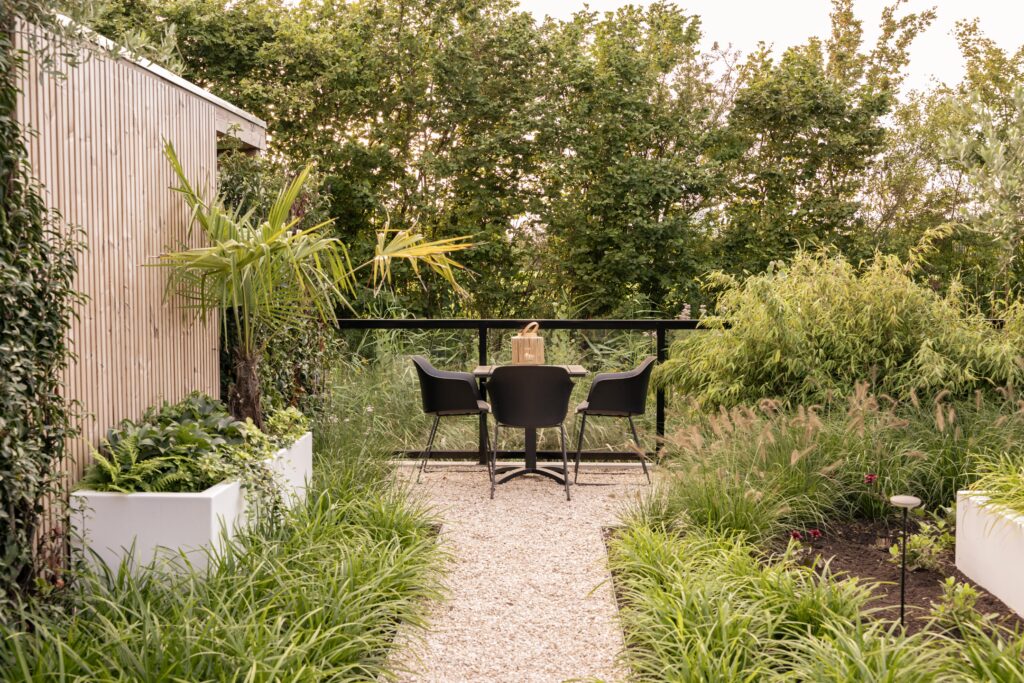 Groene sfeervolle tuin met buitenverblijf