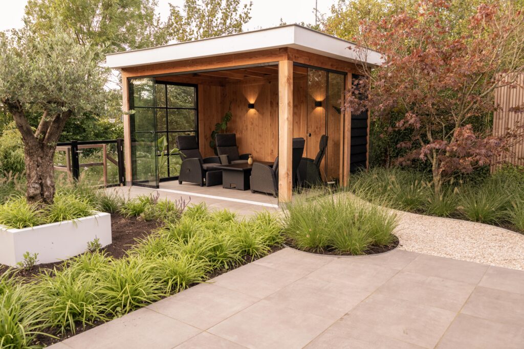 Groene sfeervolle tuin met buitenverblijf