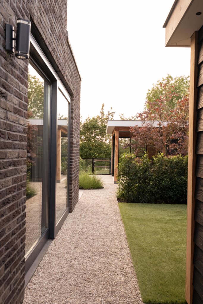 Groene sfeervolle tuin met buitenverblijf