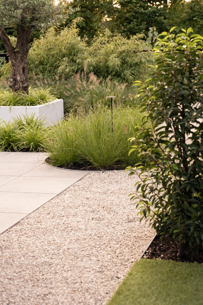 Groene sfeervolle tuin met buitenverblijf