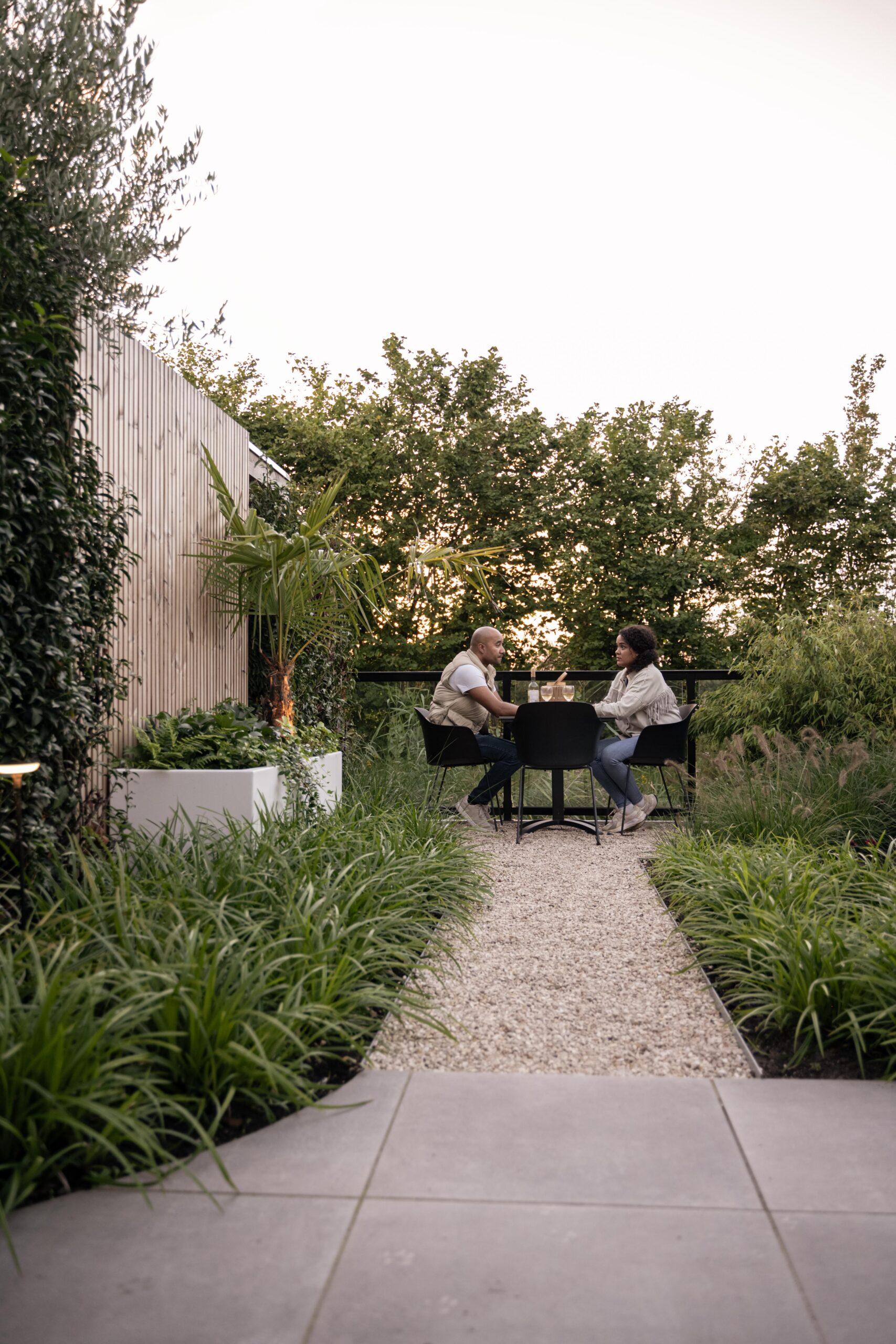 Groene sfeervolle tuin met buitenverblijf
