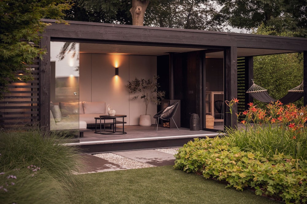 Luxe tuinhuis van zwart hout