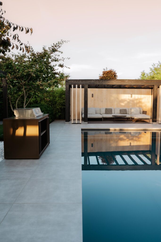 Luxe designtuin met poolhouse in Hoogeveen