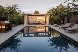 Tuin met Poolhouse en zwembad