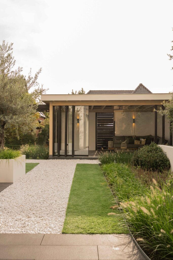 Tuinkamer met zitkuil aan het water