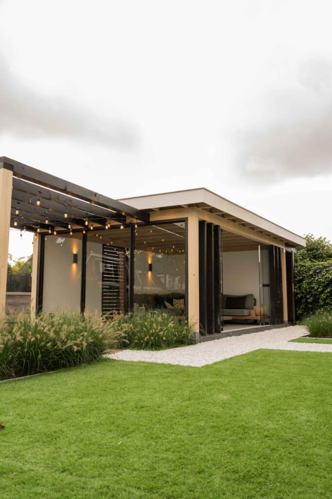 Tuin met tuinkamer Volendam