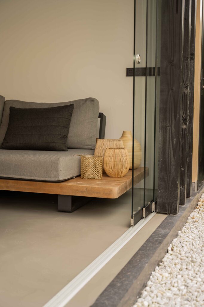 Tuinkamer met zitkuil aan het water