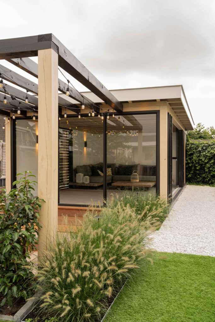 Tuinkamer met zitkuil aan het water