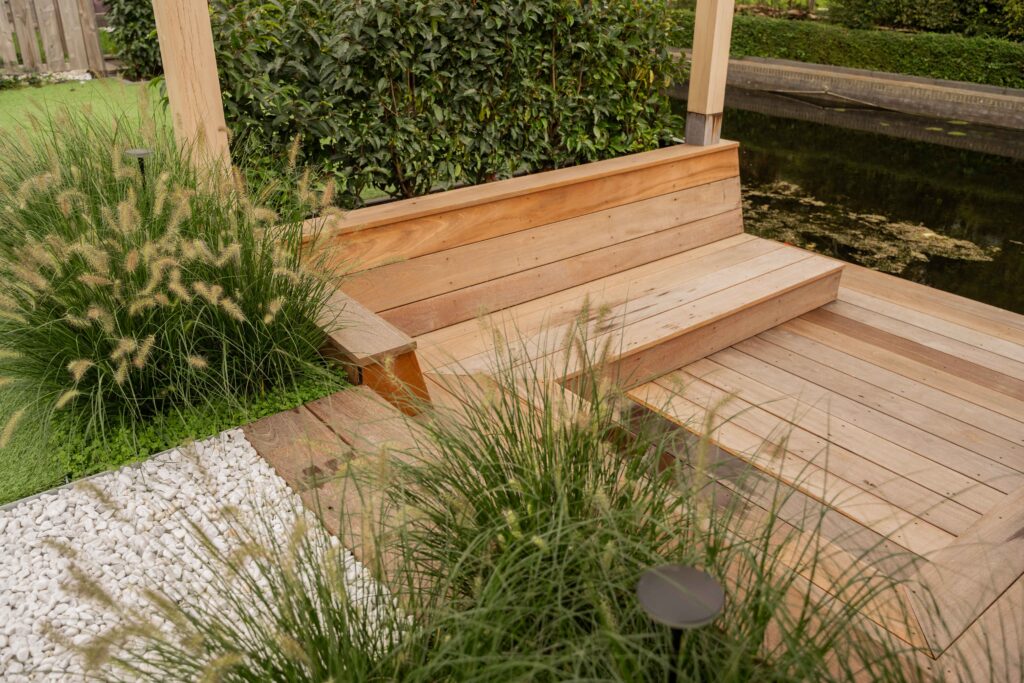 Tuinkamer met zitkuil aan het water