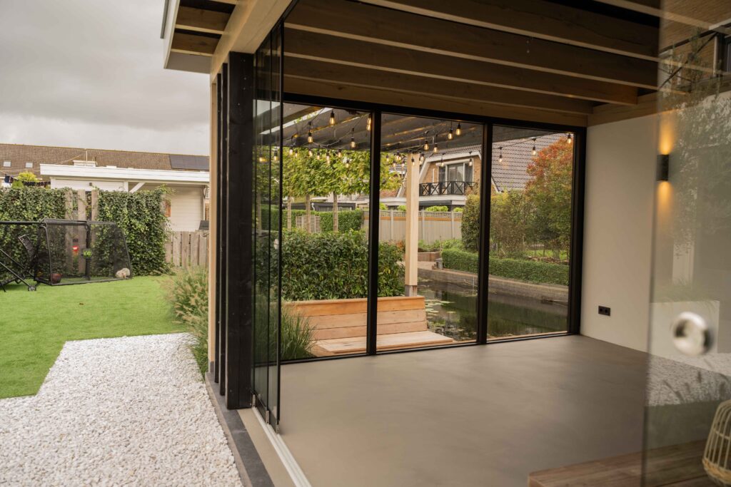 Tuinkamer met zitkuil aan het water