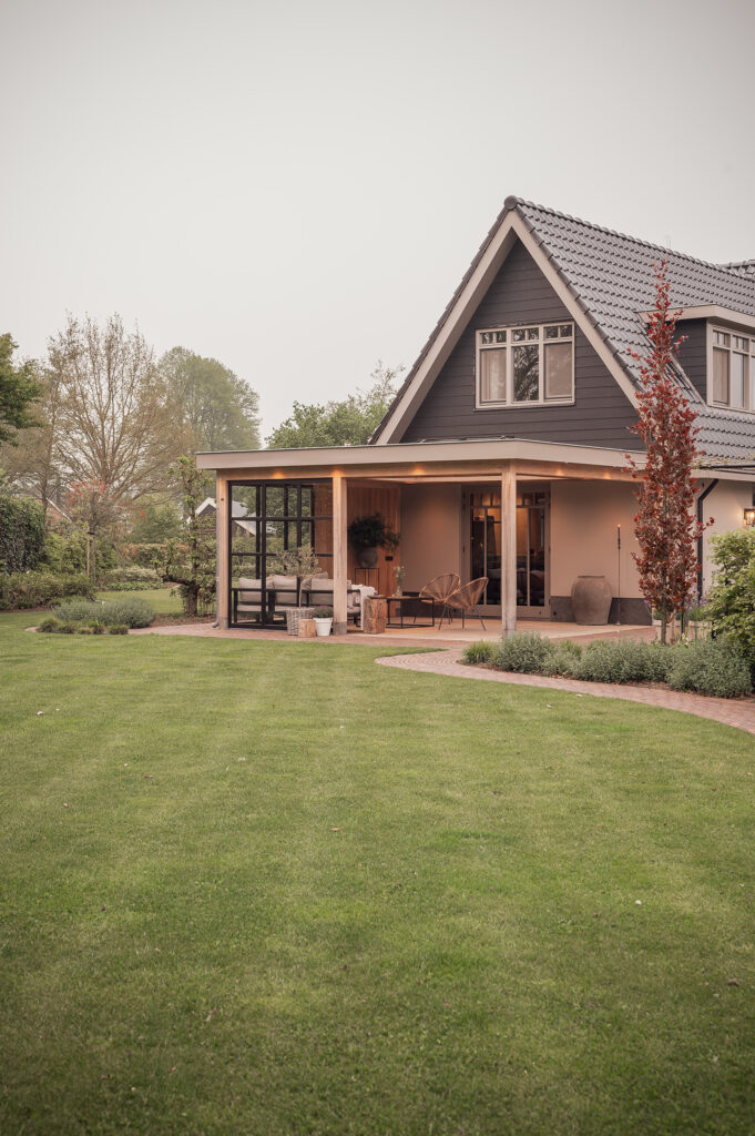 Luxe houten veranda in Wekerom