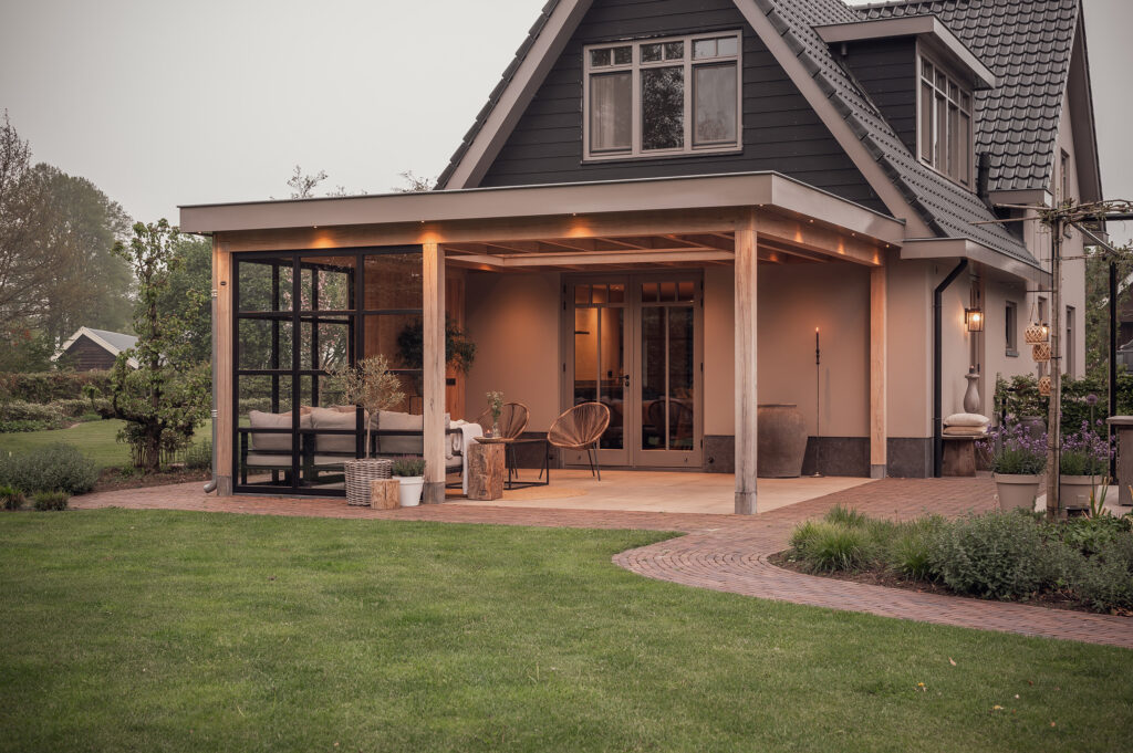 Luxe houten veranda in Wekerom