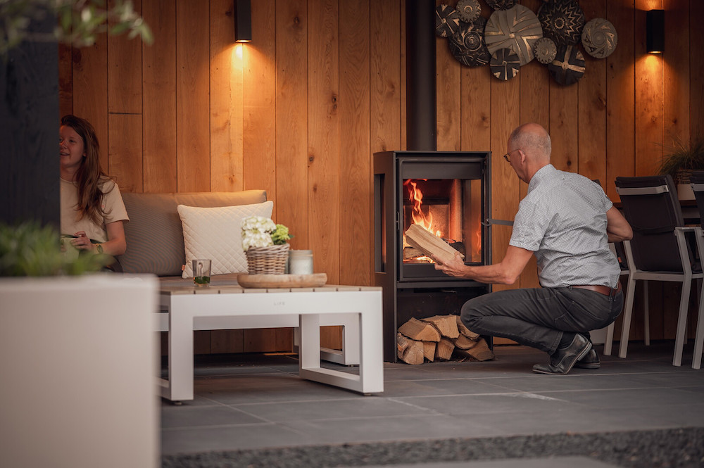 Veranda met houtkachel