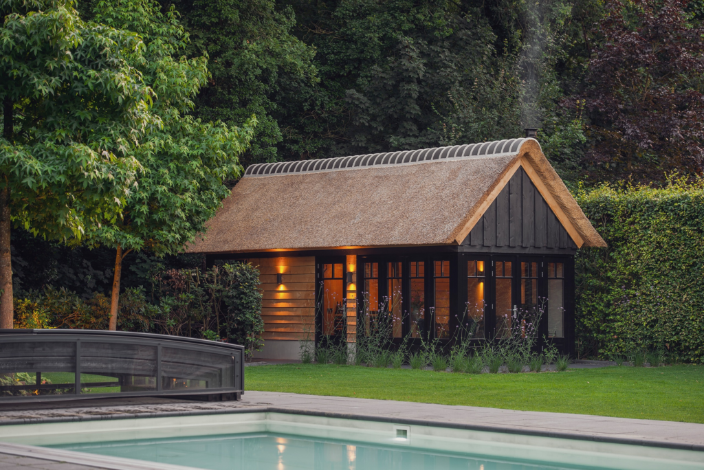 Tuinhuis met rieten dak