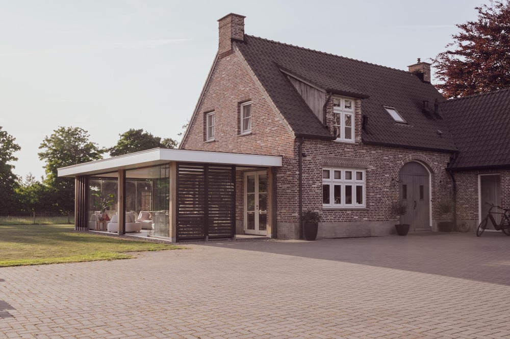 stijlvolle overkapping met glazen schuifwand